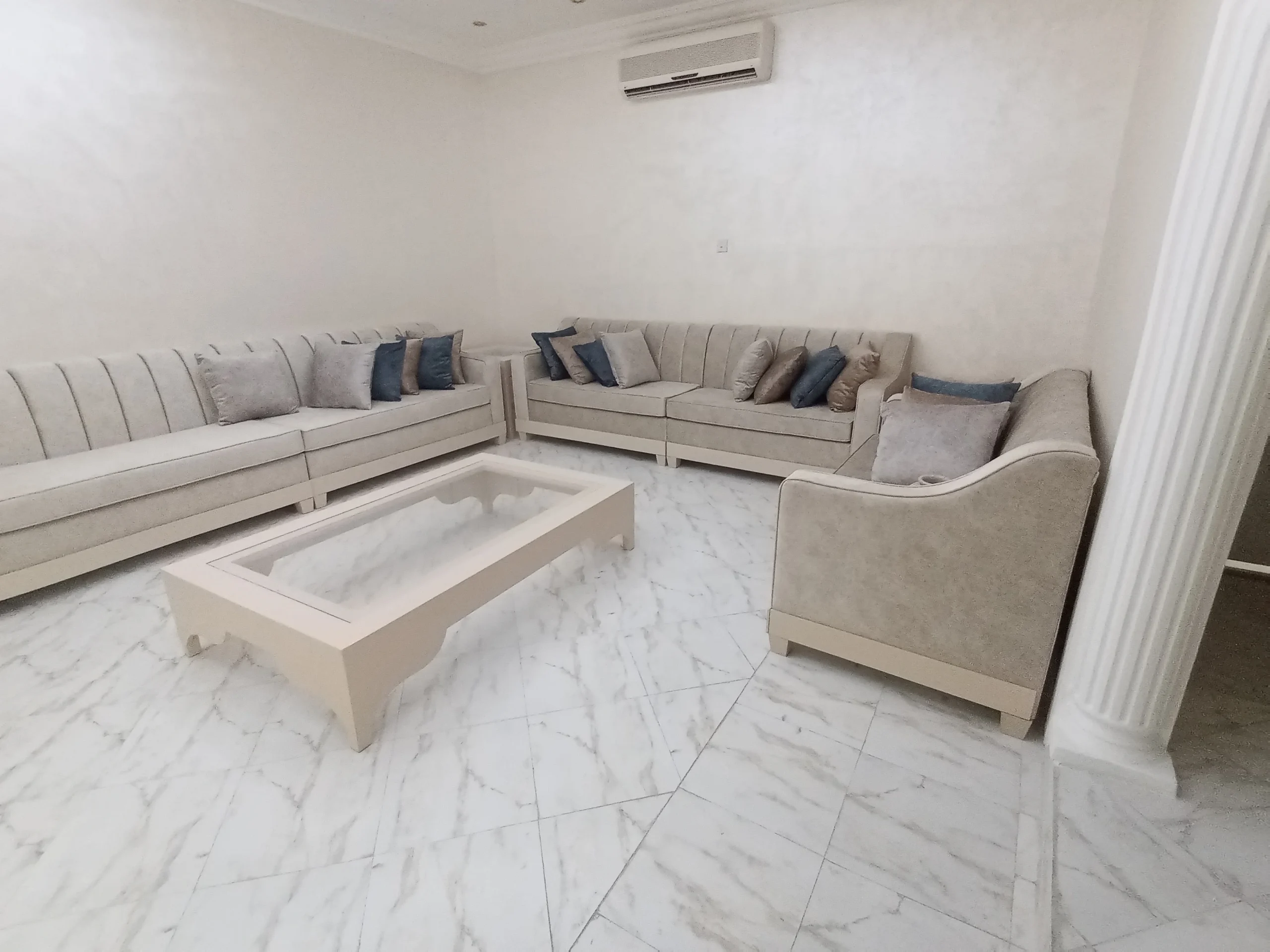Made-to-measure majlis designed and delivered to a villa in Ajman, UAE. We create high-quality majlis spaces that suit your needs.